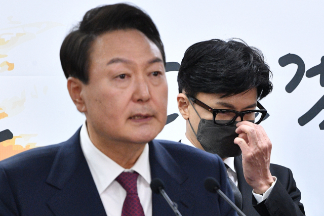 윤석열 대통령 당선인이 13일 서울 종로구 통의동 제20대 대통령직인수위원회 브리핑룸에서 2차 내각 발표를 하고 있다. 오른쪽은 한동훈 법무부 장관 후보자. 연합뉴스