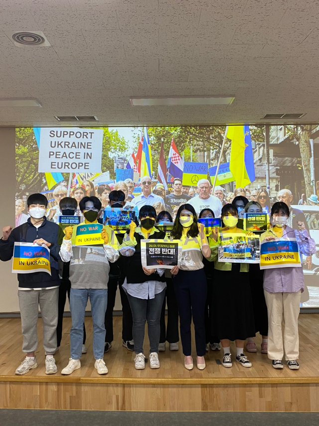 우크라이나 침략전쟁 규탄대회에 참가한 대구대 국제관계학과 학생들이 기념 촬영을 하고 있다. 대구대 제공