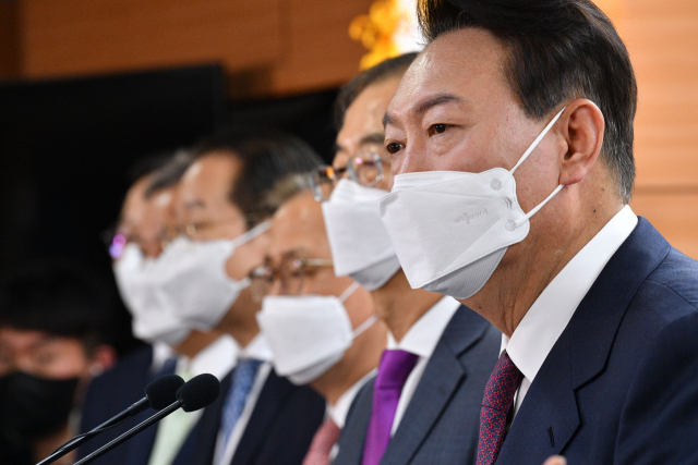 윤석열 대통령 당선인이 13일 서울 종로구 통의동 제20대 대통령직인수위원회 브리핑룸에서 2차 내각 발표를 하고 있다. 연합뉴스