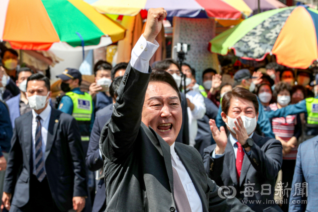 윤석열 대통령 당선인이 12일 대구 서문시장을 찾아 시민들에게 인사를 나누며 어퍼컷 세리머니를 하고 있다. 안성완 기자 asw0727@imaeil.com