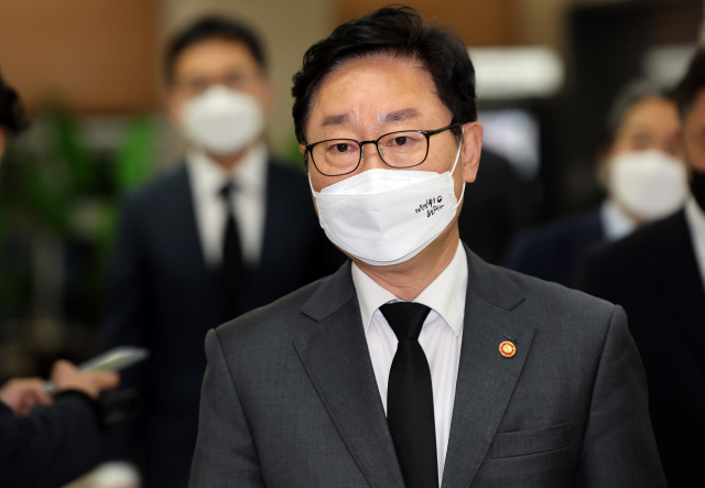 박범계 법무부 장관이 투신해 사망한 서울남부지검 30대 초임 검사의 빈소를 조문하기 위해 13일 오후 서울 한 병원 장례식장으로 들어서고 있다. 연합뉴스