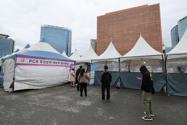 코로나19 확진자 수가 감소세를 보이고 있는 가운데 13일 오전 서울역 선별검사소에서 피검자들이 줄을 서 있다. 연합뉴스