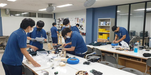 대륜중학교 학생들이 인공지능 1인 자동차, 고카트 만들기 메이커 캠프에 참여하고 있다. 대구시교육청 제공