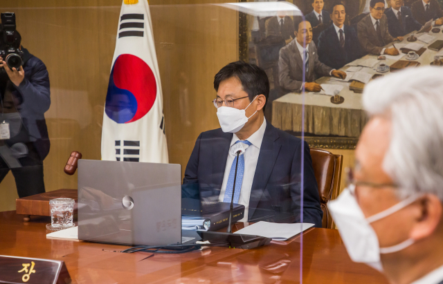 주상영 금통위원회 의장 직무대행이 14일 오전 서울 중구 한국은행에서 열린 금융통화위원회 본회의를 주재하고 있다. 연합뉴스