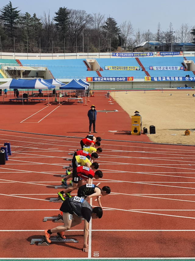 지난달 24일 2022년 경북소년체육대회에 참가한 선수들이 육상 100m 단거리 부문에 참가해 출발을 준비하고 있다. 경북교육청 제공