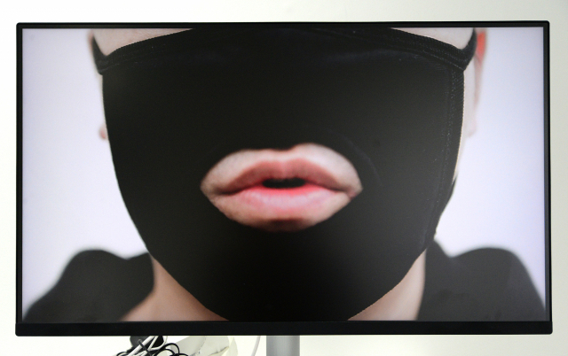 입 속의 검은 잎, Black leaf in Mouth, 혼합재료, 단채널비디오, 7min38sec loop, 가변크기, 2015.