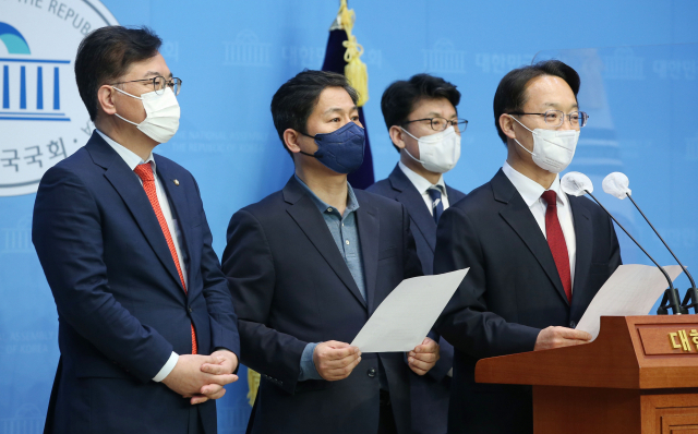 국민의힘 송언석 원내대수석부대표(왼쪽부터), 더불어민주당 김영배 정개특위 간사, 더불어민주당 진성준 원내수석부대표, 국민의힘 조해진 간사가 14일 오전 서울 여의도 국회 소통관 기자회견장에서 양당 원내수석-정개특위 간사 정개특위 합의 발표문을 발표하고 있다. 연합뉴스