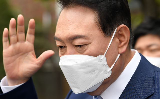 윤석열 대통령 당선인이 14일 서울 종로구 통의동 제20대 대통령직인수위원회로 들어서며 취재진 질문에 답하고 있다. 연합뉴스
