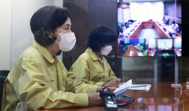 유은혜 사회부총리 겸 교육부 장관이 14일 정부서울청사에서 개최된 정은경 질병관리청장 간 영상회의에서 발언하고 있다. [교육부 제공. 재판매 및 DB 금지] 연합뉴스