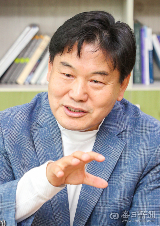 14일 오전 홍의락 전 대구시 경제부시장이 매일신문과 인터뷰를 하고 있다. 안성완 기자 asw0727@imaeil.com