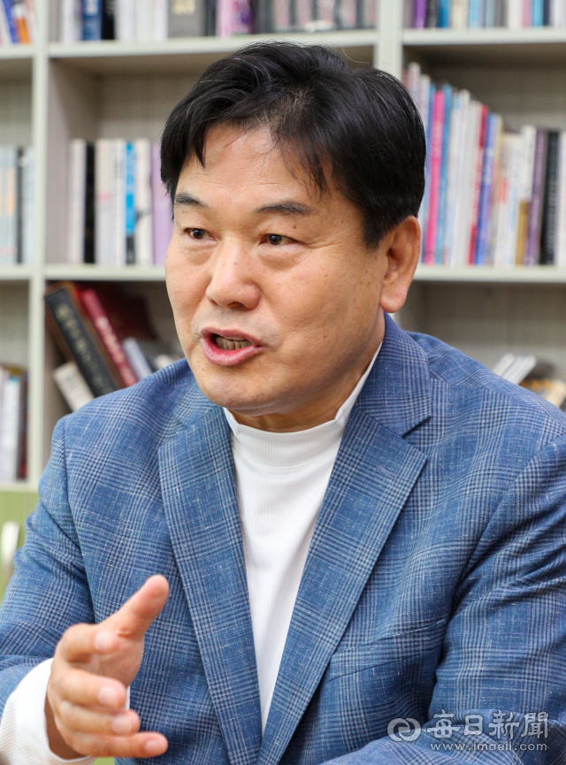 14일 오전 홍의락 전 대구시 경제부시장이 매일신문과 인터뷰를 하고 있다. 안성완 기자 asw0727@imaeil.com