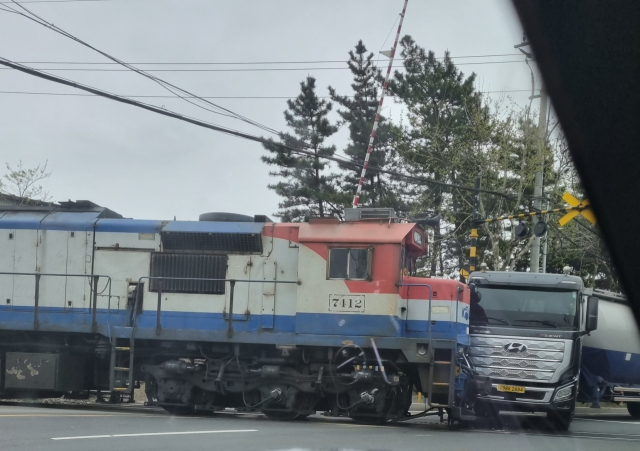 14일 오후 포항시 남구 장흥동 철길에서 화물열차와 탱크로리가 부딪히는 사고가 발생했다. 독자 제공.