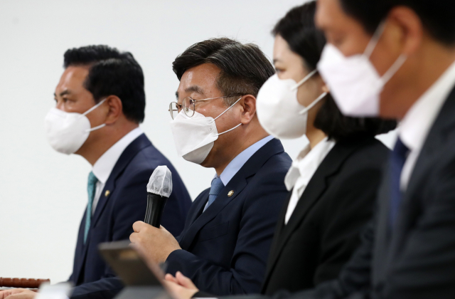 더불어민주당 윤호중 공동비상대책위원장이 13일 대전시 중구 용두동 더불어민주당 대전광역시당에서 열린 비상대책위원회의에서 발언하고 있다. 연합뉴스