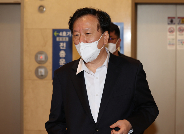 정호영 보건복지부 장관 후보자가 14일 서울 서대문구 국민연금공단 서울북부지역본부에 마련된 인사청문회 준비 사무실로 향하던 중 취재진 질문에 답하고 있다. 연합뉴스