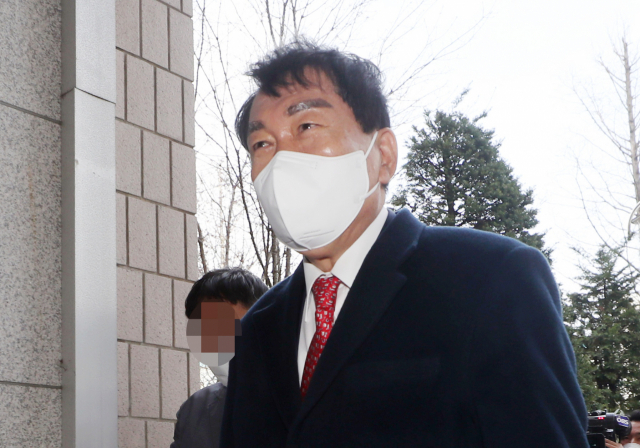 국민의힘 인천시장 경선 후보인 안상수 전 의원(가운데)이 14일 오후 구속 전 피의자 심문(영장실질심사)을 받기 위해 인천시 미추홀구 인천지방법원으로 들어서고 있다. 안 전 의원은 공직선거법 위반 혐의를 받고 있다. 연합뉴스