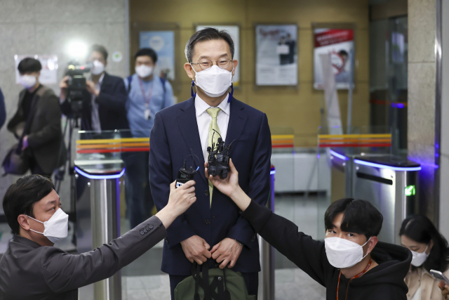 이종호 과학기술정보통신부 장관 후보자가 11일 오전 서울 광화문우체국에 마련된 사무실로 출근하며 소감을 밝히고 있다. 연합뉴스