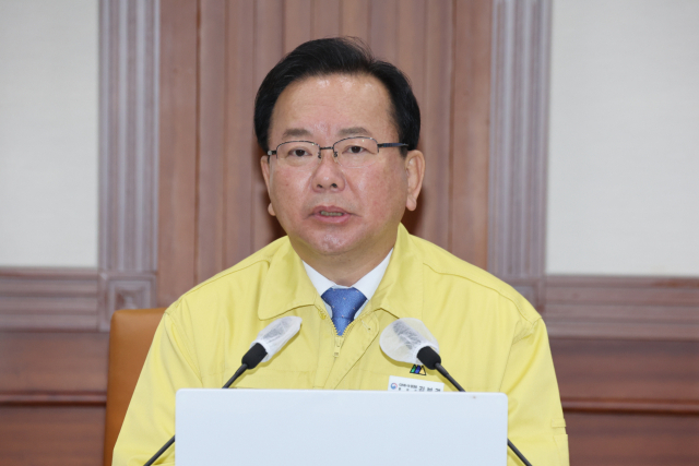 김부겸 국무총리가 15일 정부서울청사에서 열린 코로나19 대응 중앙재난안전대책본부 회의를 주재하고 있다. 연합뉴스