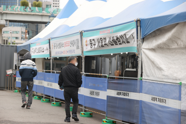 코로나19 임시선별검사소 신속항원검사가 중단 중인 14일 오전 시민들이 서울역에 마련된 임시선별검사소를 지나가고 있다. 연합뉴스
