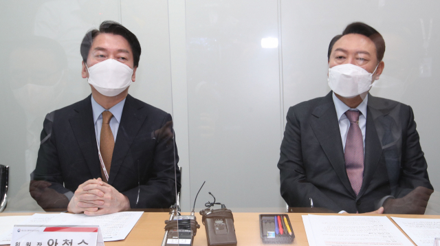 윤석열 대통령 당선인이 15일 오전 서울 종로구 통인동 대통령직인수위원회에서 안철수 대통령직 인수위원장이 주재하는 간사단 회의에 참석, 발언을 하고 있다. 연합뉴스
