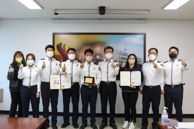지난 14일 포항남부경찰서에서 베스트 교통팀 인증패를 받은 교통관리계 직원들이 기념촬영을 하고 있다. 포항남부경찰서 제공.