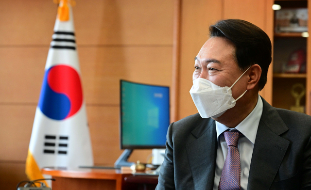 윤석열 대통령 당선인이 15일 오전 서울 종로구 통의동 대통령직인수위원회에서 콜린 크룩스 주한영국대사 내정자를 접견하고 있다. 연합뉴스