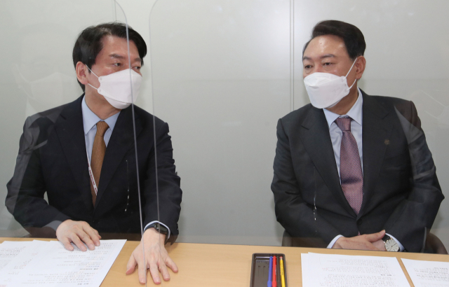 윤석열 대통령 당선인이 15일 오전 서울 종로구 통인동 대통령직인수위원회에서 안철수 대통령직 인수위원장이 주재하는 간사단 회의에 참석, 대화하고 있다. 연합뉴스