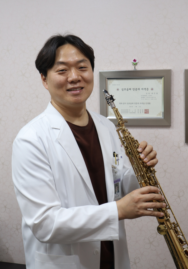 의사이면서 색소포니스트로 활동하고 있는 최주열 화원참사랑요양병원장. 이화섭 기자.