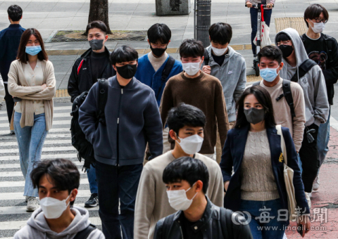 15일 오전 대구 북구 경북대학교 북문 앞에서 마스크를 쓴 학생들이 길을 건너고 있다. 안성완 기자 asw0727@imaeil.com