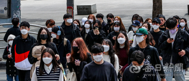 대구 북구 경북대학교 북문 앞에서 마스크를 쓴 학생들이 길을 건너고 있다. 안성완 기자 asw0727@imaeil.com