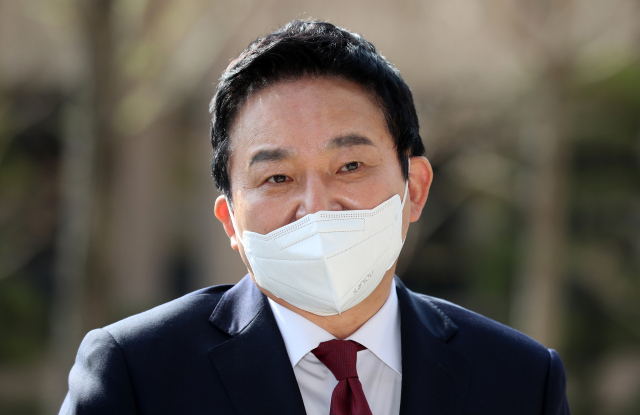 원희룡 국토교통부 장관 후보자가 지난 11일 오전 경기도 과천시 정부과천청사 서울지방국토관리청에 마련된 인사청문회 준비사무실로 출근하며 취재진의 질문에 답하고 있다. 연합뉴스