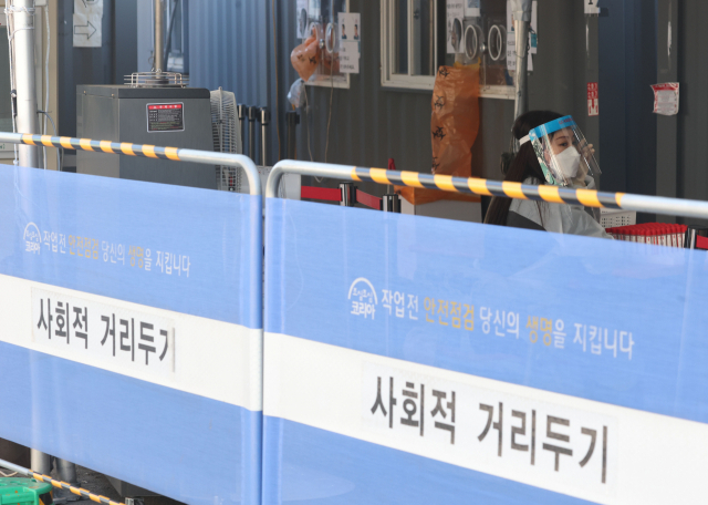 정부가 코로나19 사회적 거리두기를 오는 18일부터 전면 해제한다고 밝힌 15일 오전 서울역 광장 코로나19 선별진료소에서 의료진이 업무를 보고 있다. 연합뉴스