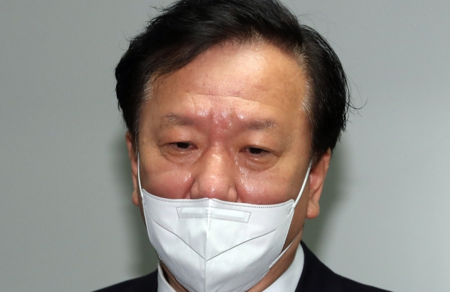정호영 보건복지부 장관 후보자가 15일 서울 서대문구 국민연금공단 서울북부지역본부에 마련된 인사청문회 준비 사무실로 출근하며 취재진의 질문에 답하고 있다. 연합뉴스