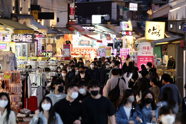 정부가 사회적 거리두기를 도입 2년 1개월 만에 전면 해제를 결정한 15일 오후 홍대거리가 붐비고 있다. 이날 오전 열린 코로나19 중앙재난안전대책본부 회의에서는 현재 자정까지인 다중이용시설 영업시간 제한과 10명까지 허용되던 사적 모임 인원 제한을 다음 주 월요일부터 전면 해제하기로 결정했다. 연합뉴스