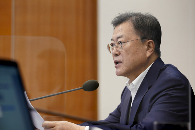 문재인 대통령이 11일 오후 청와대 여민관에서 수석·보좌관회의를 주재하고 있다. 연합뉴스