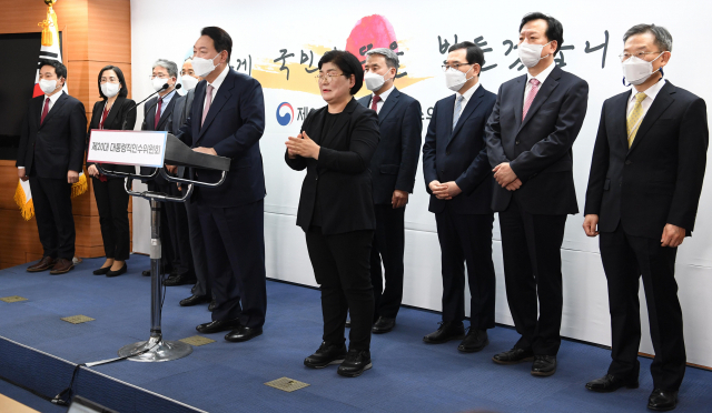 윤석열 대통령 당선인이 10일 오후 서울 종로구 통의동 제20대 대통령직인수위원회에서 초대 내각 명단을 발표하고 있다. 연합뉴스