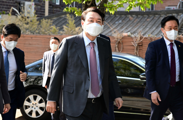 윤석열 대통령 당선인이 15일 오전 서울 종로구 통의동 대통령직인수위원회로 출근하고 있다. 연합뉴스