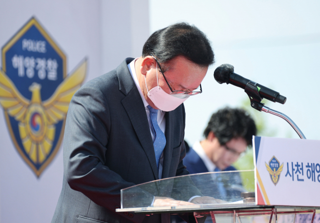 김부겸 국무총리가 15일 오후 경남 사천·남해·하동 등 서부 경남 바다를 담당할 사천해양경찰서 개서식에 참석해 순직해경을 위한 묵념을 하고 있다. 연합뉴스