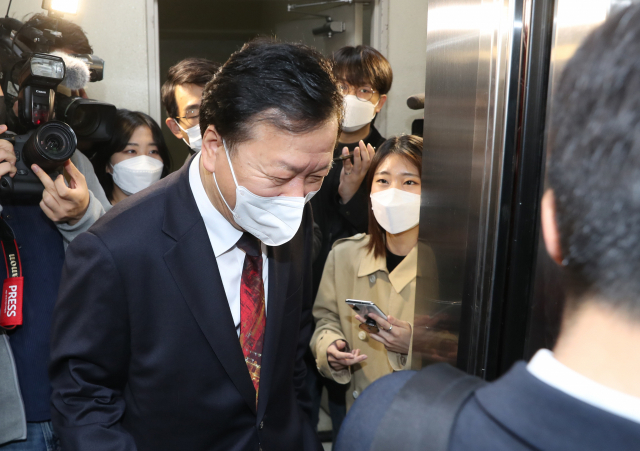 정호영 보건복지부 장관 후보자가 15일 서울 서대문구 국민연금공단 서울북부지역본부에 마련된 인사청문회 준비 사무실로 출근하고 있다. 연합뉴스