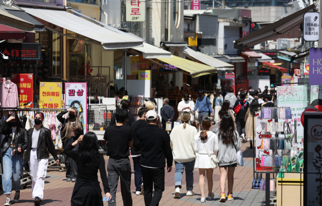코로나19 확산세가 꺾이고 사회적 거리두기 전면 해제가 임박한 16일 시민들이 홍대 거리를 걷고 있다. 연합뉴스