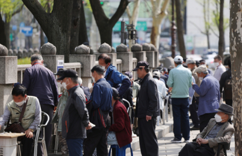 질병관리청이 코로나19 백신 4차접종 대상을 고령층으로 확대하기로 했다. 사진은 12일 서울 종로구 탑골공원 앞. 연합뉴스
