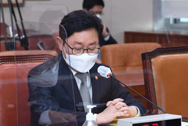 박범계 법무부 장관이 14일 서울 여의도 국회에서 열린 법제사법위원회 전체회의에서 의원들의 질의에 답하며 잠시 생각에 잠겨 있다. 연합뉴스