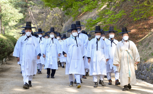 450년 전 소년 임금에게 인사하고 조정을 떠나 고향으로 귀향했던 퇴계선생의 귀향길을 따라 걷는 행사가 지난 4일 경북궁을 출발해 17일 안동 도산서원에서 마무리 됐다. 사진은 귀향길 걷기 재현단이 도산서원으로 들어오는 모습. 경북도 제공