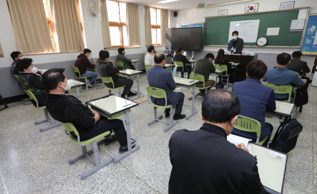 국민의힘 6·1 지방선거 광역·기초의원 출마 후보자들이 17일 서울 양천구 목동고등학교에서 실시된 공직후보자 기초자격평가(PPAT) 시험에서 감독관의 공지사항을 듣고 있다. 연합뉴스