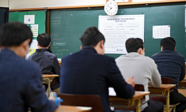 2022년 국민의힘 공직후보자 기초자격평가(PPAT)가 치러진 17일 오전 대구 동구 강동중에서 국민의힘 광역·기초의원 공천을 희망하는 응시자들이 고사장에서 시험을 준비하고 있다. 김영진 기자 kyjmaeil@imaeil.com