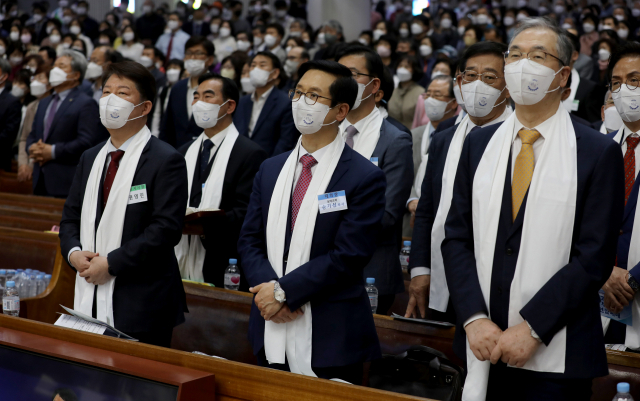 17일 오후 대구 남구 순복음대구교회에서 열린 2022 부활절 연합예배 '위로'에서 권영진 대구시장과 송기섭(맨 앞 줄 가운데) 대구기독교총연합회 회장 등 참석자들이 예배를 드리고 있다. 우태욱 기자 woo@imaeil.com