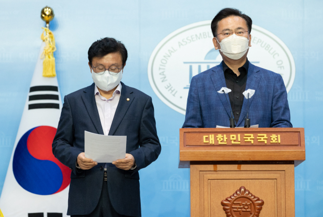 국민의힘 소속 법사위원인 유상범(오른쪽), 박형수 의원이 17일 오후 서울 여의도 국회 소통관에서 김오수 검찰총장의 사퇴 관련 성명을 발표하고 있다. 연합뉴스