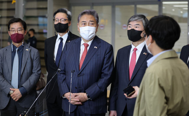 윤석열 대통령 당선인의 한미정책협의대표단 단장인 국민의힘 박진 의원 등이 11일 오후 인천국제공항 제2터미널로 귀국해 취재진 질문에 답하고 있다. 연합뉴스