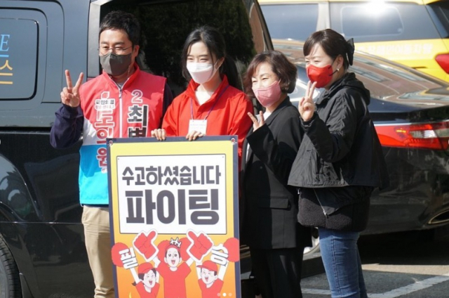 유승민 전 의원의 딸 유담씨(왼쪽에서 두번째)가 17일 PPAT를 마치고 퇴장하는 예비 후보들과 기념사진을 촬영하고 있다. 유 전 의원 인스타그램 캡처