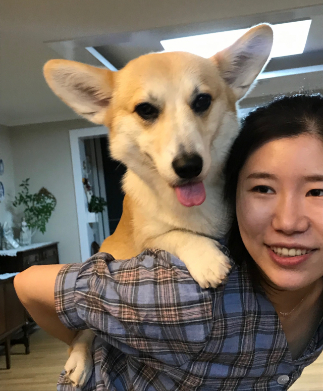 견주 조은정 씨가 반려동물 토리를 업고 있다. 반려견 인구 천만 시대. 주인들의 사랑과 근심은 어린아이를 키우는 엄마의 그것과 다르지 않다. 임소현 기자