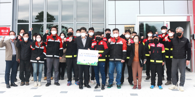 남부지방산림청 직원들은 산불피해를 입은 장모 산불재난특수진화대원에게 성금을 전달했다. 남부산림청 제공